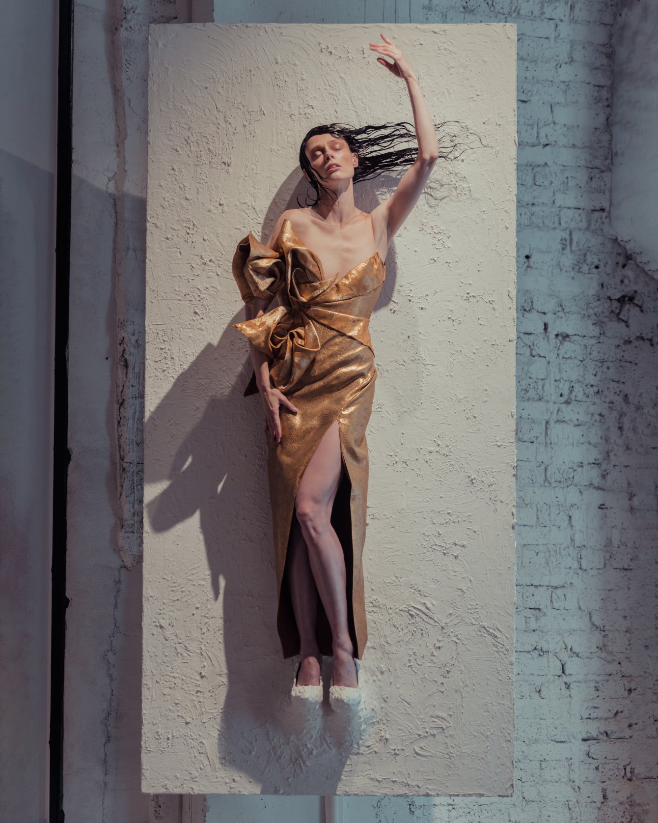 Iris van Herpen Hybrid Show couture design exploring the fusion of human and digital identities, with sculptural silhouettes and fluid futuristic details.