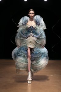 Iris van Herpen Sensory Seas couture gown inspired by neuroscience and marine ecology, featuring fluid lines that echo synapses and ocean fibers.